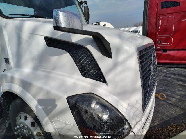  Salvage Volvo Vnl