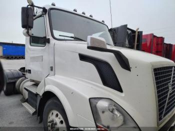  Salvage Volvo Vnl