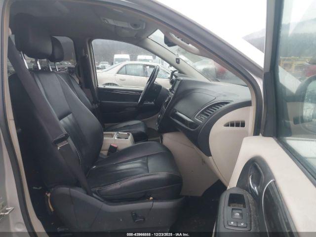 Chrysler Town & Country Touring-l Image 6