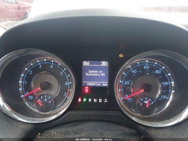 Chrysler Town & Country Touring-l Image 9