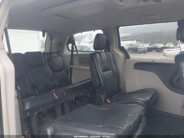 Chrysler Town & Country Touring-l Image 10