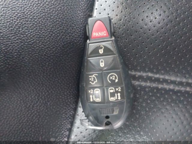 Chrysler Town & Country Touring-l Image 2