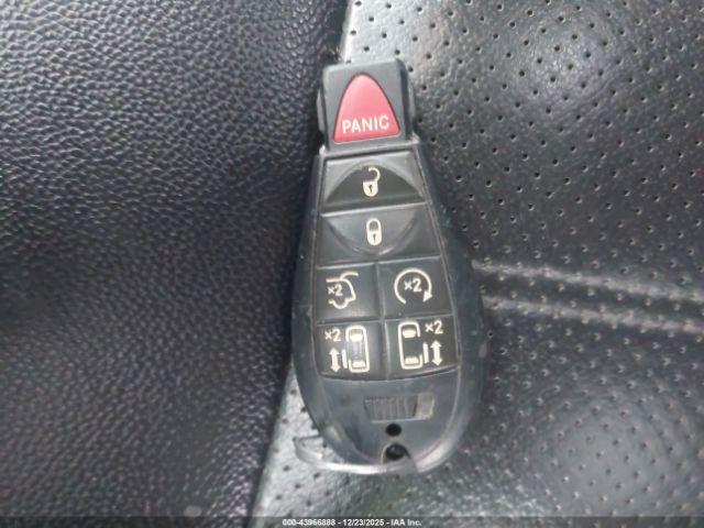 Chrysler Town & Country Touring-l Image 2